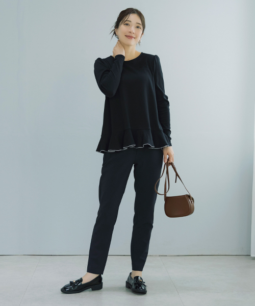 ベースの濃色カットソーとパンツ